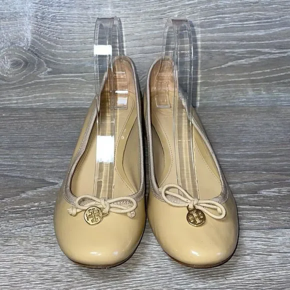 Tory Burch Chelsea Nude Tan Patent Leather Women’s Size 8M Bow Charm Heeled Pump - Picture 2 of 13
